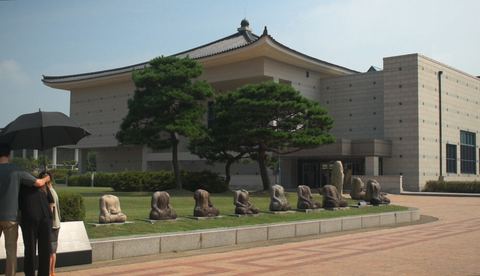 황폐한 사원에 걸린 달