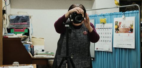 아다치 마사오 여권 사진을 찍다